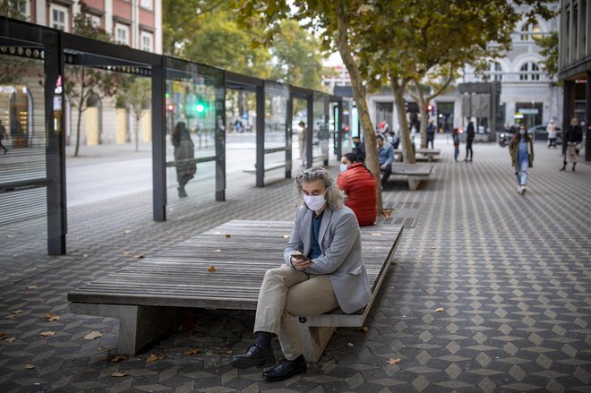 Prvega aprila se vrača obvezno nošenje mask v vseh javnih prostorih in na prostem. FOTO: Voranc Vogel/Delo