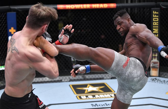 Na glavnem dvoboju večera za pas prvaka v težki kategoriji na dogodku UFC 260 v Las Vegasu, je Kamerunec Francis Ngannou v drugi rundi novkatiral Stipeta Miočića. Ngannou je premagal enega največjih težkokategornikov vseh časov. Miočić je že drugič izgubil pas v kraljevi kategoriji. Pred tem ga je izgubil proti Danielu Cormierju. FOTO: Jeff Bottari Usa Today/Sports