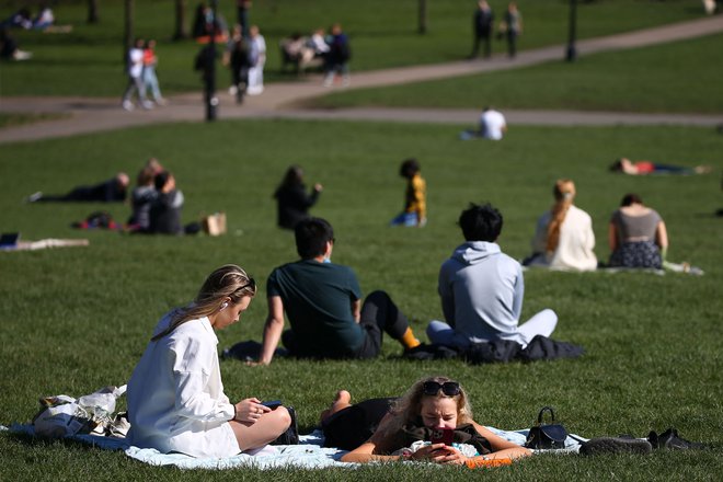 Londončani in drugi prebivalci Anglije lahko znova obiščejo parke in vrtove, kjer je v skupinah dovoljeno druženje največ šestih ljudi oziroma članov dveh gospodinjstev. Foto: Hollie Adams/AFP