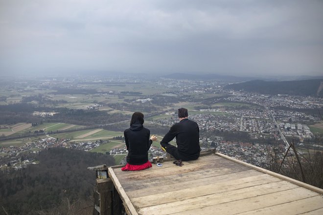 Četvorček verskih gimnazij je vzgojil generacije mladih, ki živijo svojo družbenost na značilno občestven način. FOTO: Jure Eržen/Delo