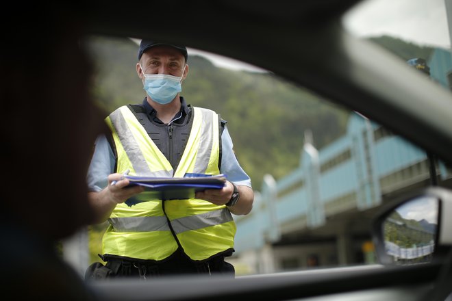 Za omejitev gibanja morajo obstajati tehtni razlogi in predvsem morajo biti dobro argumentirani. FOTO: Jure Eržen/Delo