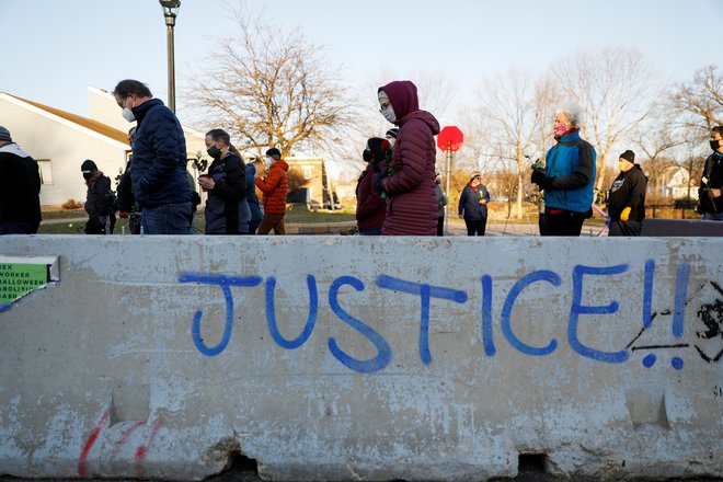 Demonstracije na Trgu Georgea Floyda v Minneapolisu.&nbsp;FOTO: Octavio Jones/Reuters