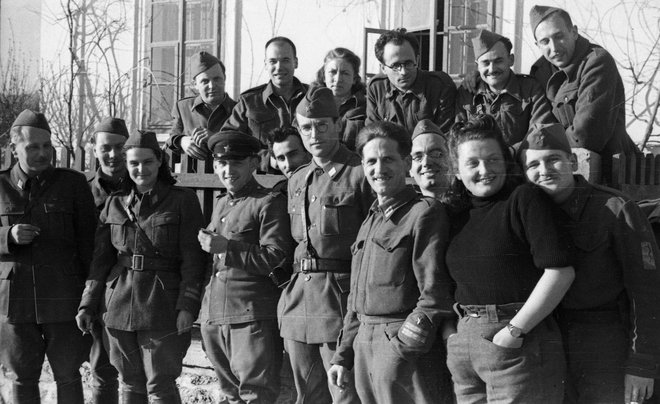 Zdravnik Amilcare Luigi Scalinci (v zgornji vrsti, tretji z desne) 14. februarja 1945. Foto Janez Milčinski, hrani Muzej novejše zgodovine Slovenije