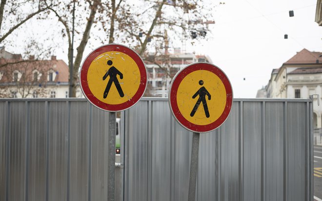 Pozorni udeleženci v prometu prepogosto opažajo na majhnem območju ponavljajoče se prometne znake. FOTO: Jože Suhadolnik/Delo