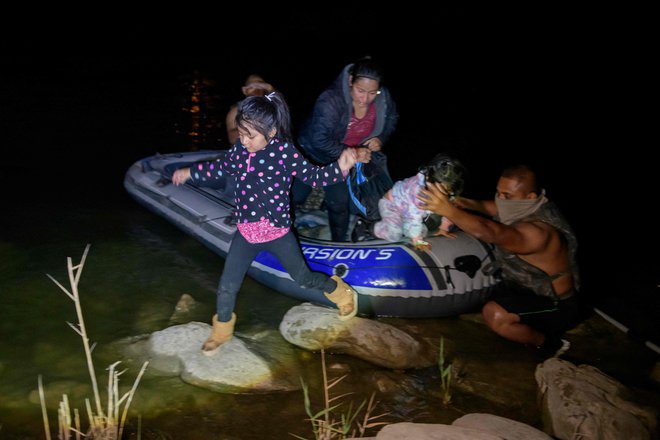 Begunci iz Ekvadorja so se po nezakonitem prečkanju reke Rio Grande izkrcali iz napihljivega čolna, preden so se predali mejnim patruljnim agentom v ameriškem obmejnem mestu Roma in zaprosili za azil. FOTO: Ed Jones/Afp