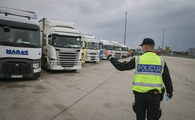 Tranzit čez državno mejo je ena redkih izjem, ki bo dovoljena v času zaustavitve javnega življenja. FOTO: Jože Suhadolnik/Delo