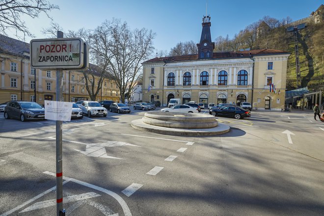 Parkirišče na Krekovem trgu bo za abonente odslej plačljivo. FOTO: Jože Suhadolnik/Delo