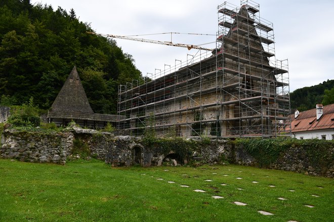 Z obnovo cerkve sv. Janeza Krstnika v Žički kartuziji se bodo očitno ukvarjale še druge institucije, ne le Zavod za varstvo kulturne dediščine Slovenije. FOTO: ZVKDS