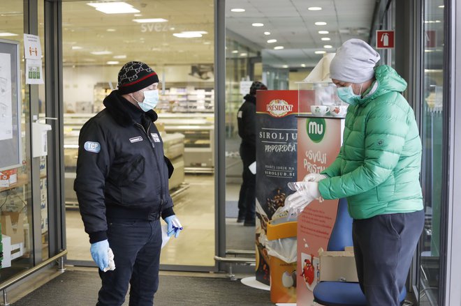 Če prej varnostnikov skoraj ni bilo opaziti, ker so svoje naloge morali opravljati diskretno, so zdaj postavljeni na vseh glavnih vstopnih mestih v trgovine, banke, zdravstvene ustanove.<br />
FOTO: Leon Vidic/Delo