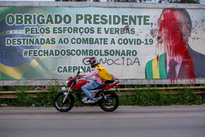 Če je januarja 48 odstotkov Brazilcev nasprotovalo Bolsonarovemu upravljanju zdravstvene krize, je bilo marca takih 54 odstotkov sodelujočih v anketi Datafolhe. Foto Leo Malafaia/AFP