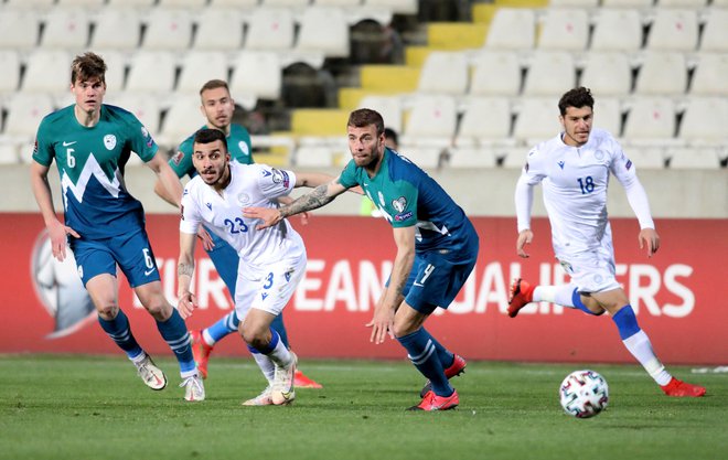 Napadalec ciprskega Apollona Ioannis Pittas (drugi z leve) je bil sinoči prehiter in predober za slovenske nogometaše. Foto Sakis Savvides/AFP