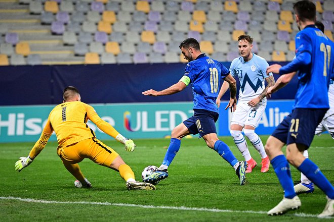 Italijanski kapetan Patrick Cutrone je v prvem polčasu zadel z bele točke, v drugem pa prekrasno meril z razdalje. FOTO: Jure Makovec/AFP