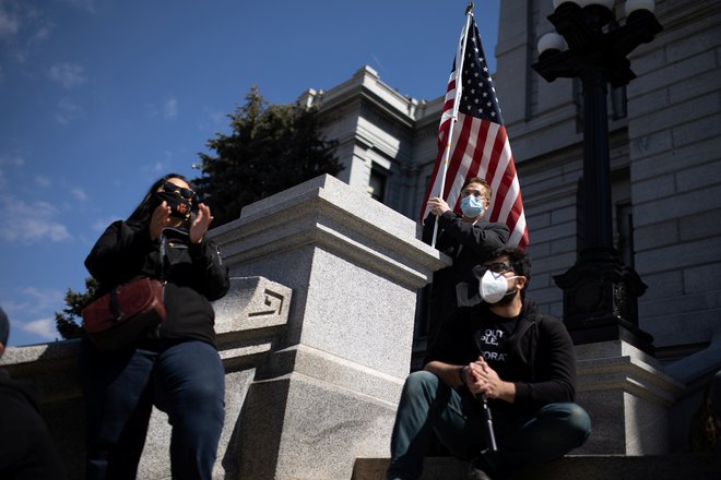 Newyorški politiki so v torek obsodili napad na 65-letno azijsko Američanko, ki jo je v ponedeljek med potjo v cerkev blizu Times Squara surovo pretepel moški. FOTO: Alyson Mcclaran/Reuters