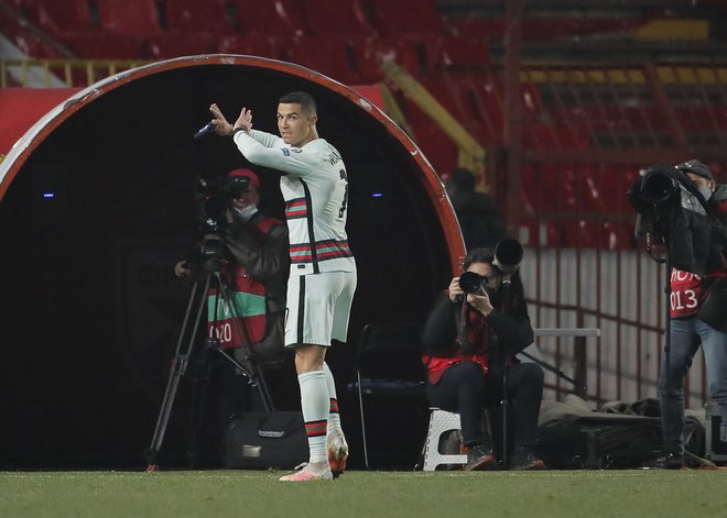 Cristiano Ronaldo je svoj kapetanski trak zalučal na travo, ker sodniki niso priznali njegovega zadetka v sodniškem dodatku. FOTO: Pedja Milosavljevic/AFP