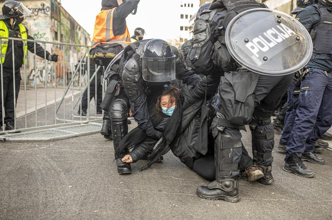 Američani v poročilu poročajo tudi o pritožbah zaradi policijskega nasilja nad protestniki in policijskem zanikanju nasilja (na fotografiji praznjenje tovarne Rog v Ljubljani sredi epidemije). FOTO: Voranc Vogel/Delo