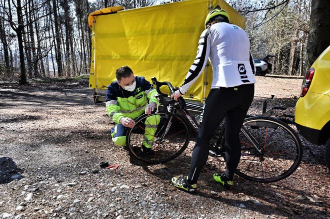 Če bo mogoče, bo mehanik okvaro takoj odpravil, sicer pa kolo in kolesarja odpeljal na želeni naslov.&nbsp;FOTO: Blaž Poženel/AMZS