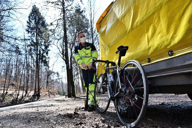 AMZS pomoč kolesarjem. FOTO: Blaž Poženel/AMZS 