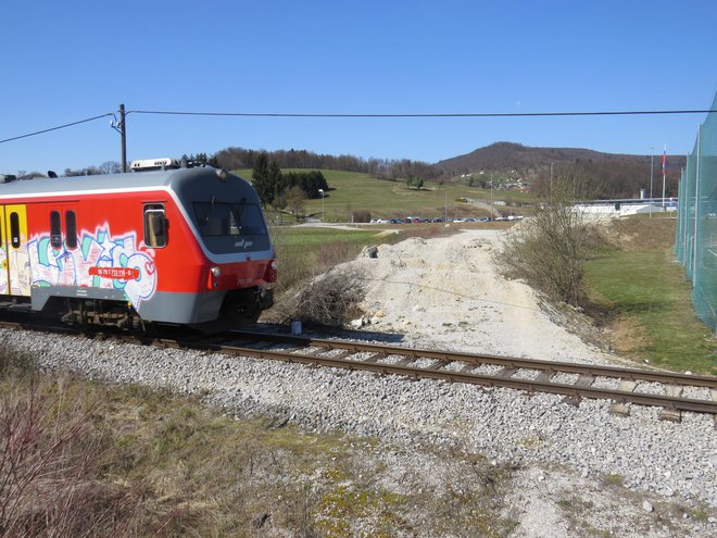 Nadvoza čez progo ne bodo gradili na nasipih, ampak na betonskih stebrih. FOTO: Bojan Rajšek/Delo