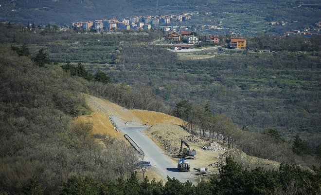 Nove dostopne ceste so raj za rekreativce, vendar bo dostop nanje med gradnjo prepovedan. FOTO: Jože Suhadolnik/Delo