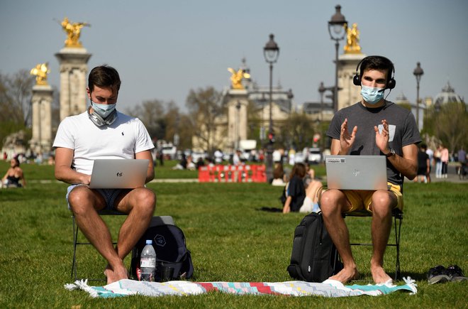 Delati v času pandemije&nbsp;<br />
Foto: Bertrand Guay/Afp