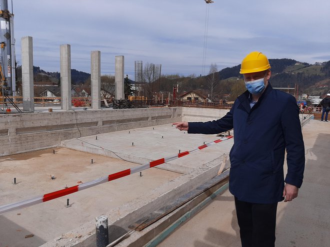 Slovenjgraški župan Tilen Klugler: &raquo;Gradnja bazena in bloka poteka nemoteno. Zapleta se pri financiranju.&laquo; FOTO: Mateja Kotnik