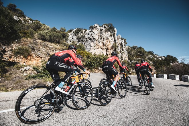 Nutricionisti točno izračunajo, na katerem kilometru etape mora kolesar pojesti sendvič, banano, prehranski nadomestek. FOTO: Team Bahrain Victorious press