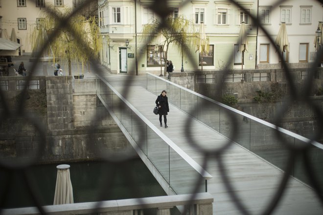 Zaradi poslabševanja epidemije je vlada za enajst dni omejila javno življenje. FOTO: Jure Eržen/Delo