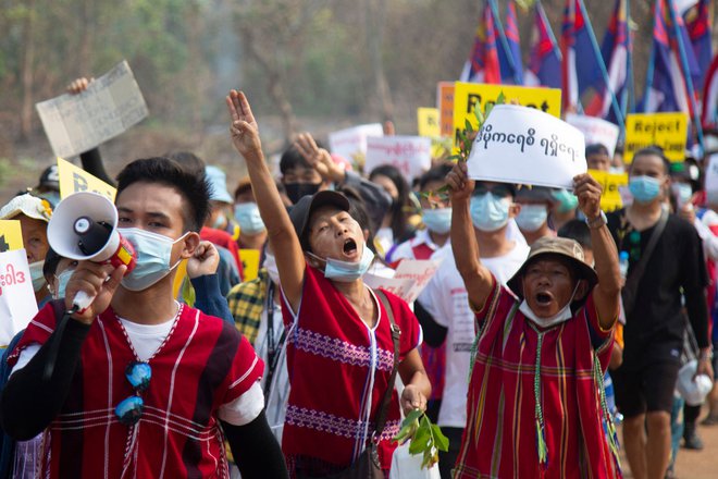 Protestniki, ki nasprotujejo vojaškemu udaru v državi, so se znova zbrali na ulicah večjih mest. FOTO: AFP