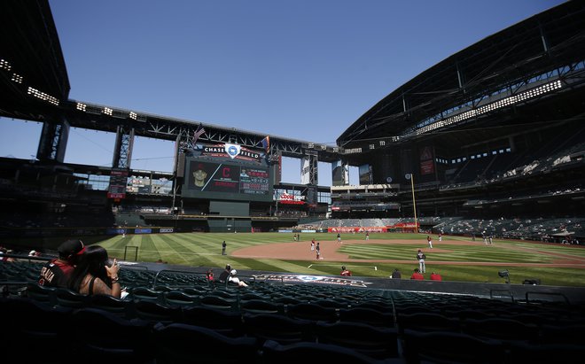 MLB bo kot prva od velikih ameriških športnih lig na tribune spustila večje število gledalcev. FOTO: Ralph Freso/AFP