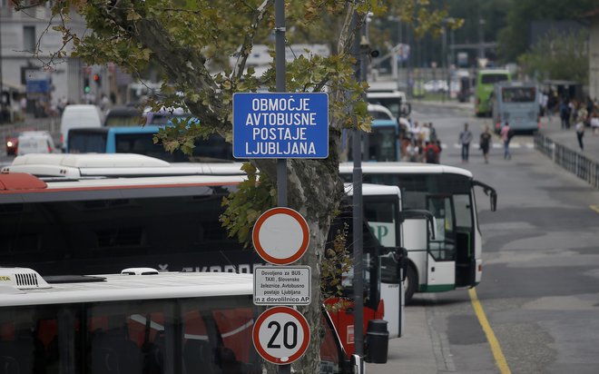 Zdajšnjo avtobusno postajo ob Masarykovi, ki že leta kazi podobo glavnega mesta, bo nadomestila melagomanska stavba ob Vilharjevi. FOTO: Blaž Samec/Delo