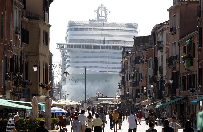 Potniške ladje po novem ne bodo mogle več v samo središče Benetk. FOTO:&nbsp;Stefano Rellandini/Reuters&nbsp;