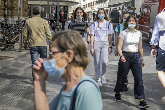 Ukrep obveznega nošenja mask na zunanjih površinah, ko ni mogoče zagotoviti zadostne medosebne razdalje, podpira skoraj 54 odstotkov vprašanih. FOTO: Voranc Vogel/Delo
