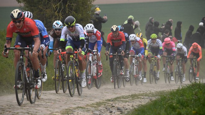 Dirka Pariz-Roubaix vselej poteka po zanimivih panoramskih reliefih tudi za gledalce. FOTO: Anne-Christine Poujoulat/AFP