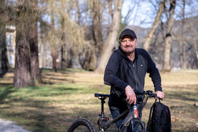 Kolesari, da ga napiha v glavo in mu zbistri misli. Ker je po naravi nepoboljšljiv optimist, si zjutraj vedno reče: &raquo;Ne glede na vse, danes bo lep sončen dan. Carpe diem pač.&laquo; FOTO: Nika Hölcl Praper