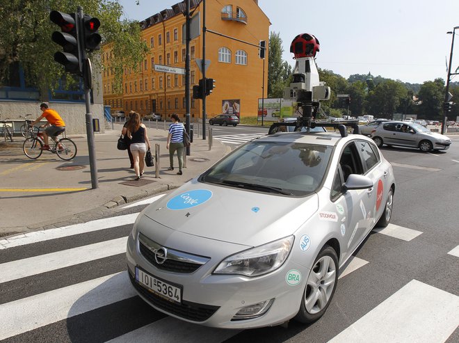 Google se bo tokrat osredotočil na pločnike in ulice v Škofji Loki, Murski Soboti, Sežani, Krškem, v Mozirju, Radljah ob Dravi, Črnomlju ... FOTO: Tomi Lombar/Delo 