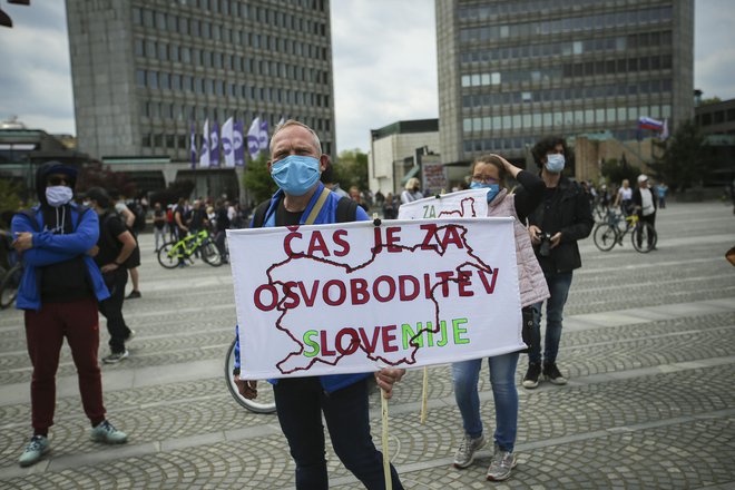 Slovenija ima s politiko že ves čas težave, zadnja leta pa se še stopnjujejo. Posledice so za nas državljane bridke. Foto Jože Suhadolnik/Delo