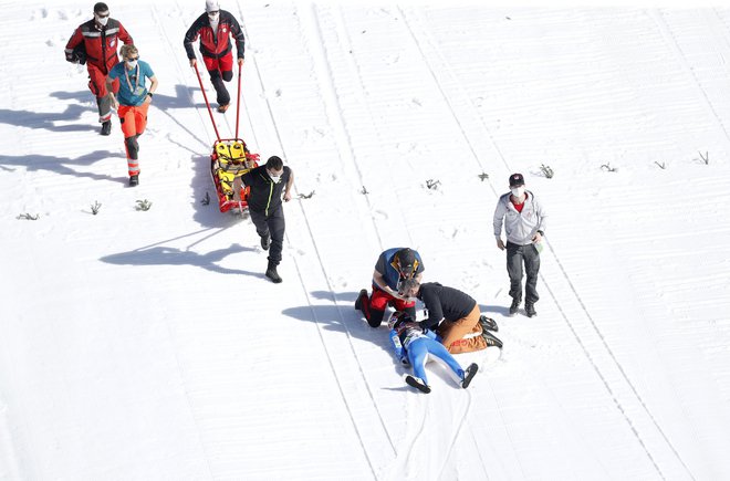 Hudo poškodovanega Daniela Andreja Tandeja so v Planici nemudoma začeli oskrbovati in ga pozneje prepeljali na intenzivni UKC Ljubljana. FOTO: Matej Družnik/Delo