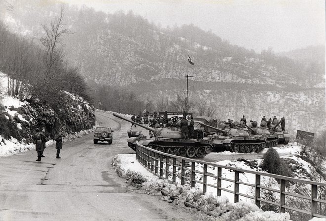 Vojaški tanki pri mostu čez Korano ob vhodu na Plitvička jezera&nbsp; . Foto Srdjan Živulovič