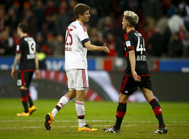 Thomas Müller (levo) bo vodil napad Bayerna, kaznovani Kevin Kampl bo stiskal pesti za Leipzig le na tribuni. FOTO: Wolfgang Rattay/Reuters
