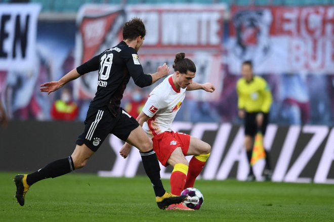 Bayernov strelec Leon Goretzka in Leipzigov Avstrijec Marcel Sabitzer sta bila med osrednjimi akterji velikega derbija. FOTO: Annegret Hilse/AFP