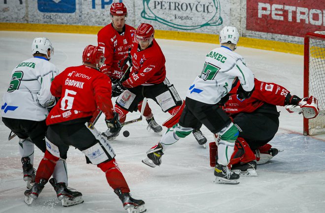 Hokejisti Olimpije in Jesenic zdaj vedo, proti komu bodo v četrtek odprli polfinale alpske lige. FOTO: Jože Suhadolnik/Delo