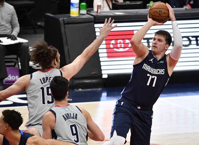 Luka Dončić (z žogo) je prispeval velik delež k novi zmagi Dallasa. FOTO: Brad Mills/Usa Today Sports