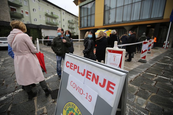 Cepljenje, za zdaj najboj učinkovit način proti covidu-19. FOTO: Leon Vidic/Delo