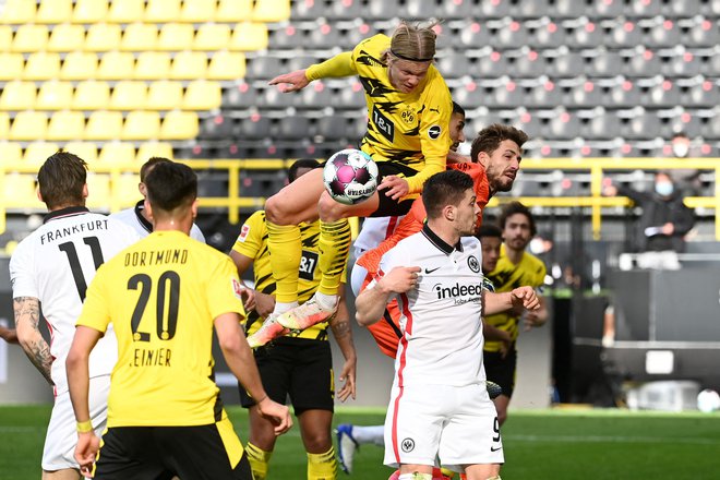 Erling Håland (v skoku) igra učinkovito in zabavno. FOTO: Ina Fassbender/AFP