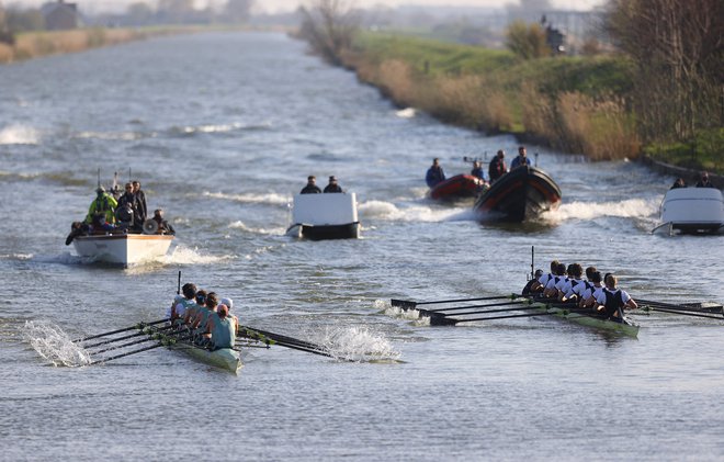 Veslači Cambridgea (levo) so za dolžino čolna premagali Oxford. FOTO: Naomi Baker/AFP