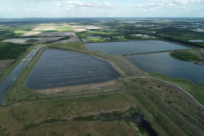 Bazeni z vodo pri nekdanji tovarni fosfatov. FOTO: Drone Base/Reuters