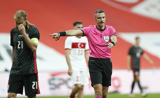 Sodnik Slavko Vinčić med lansko reprezentančno tekmo v Istanbulu. FOTO: Murad Sezer/Reuters