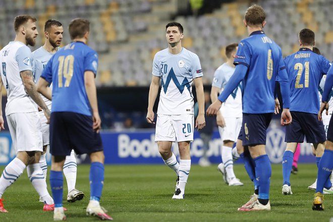 Mlada slovenska nogometna reprezentanca se je na domačem evropskem prvenstvu predvsem soočila z najzahtevnejšo mednarodno konkurenco. FOTO: Leon Vidic/Delo