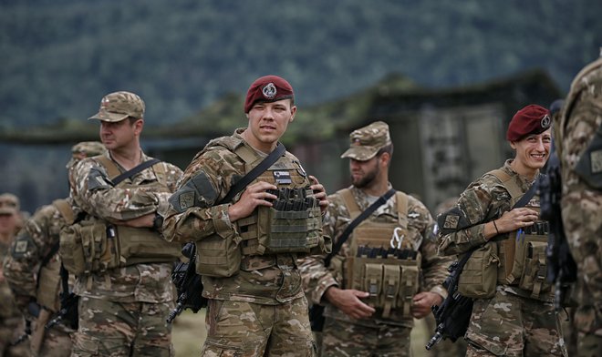 V prvem valu je po podatkih ministrstva za obrambo dodatek prejelo okrog 5800 od približno 6300 zaposlenih v vojski. Foto Blaž Samec