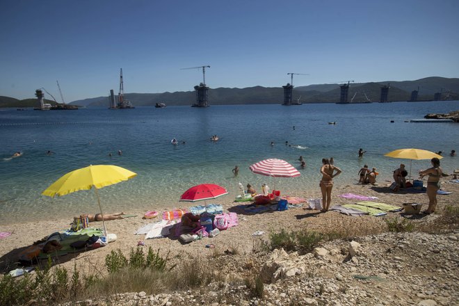 Gradbišče za Hrvaško zelo pomembnega mostu na polotok Pelješac je samo eden od cele vrste očitnih znakov vse večje navzočnosti Kitajske v jugovzhodni Evropi. Foto Jure Eržen